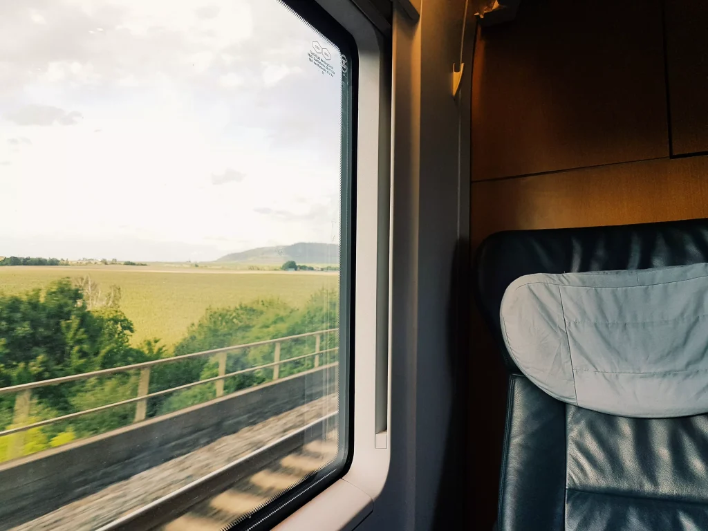 Podróżowanie panoramicznym pociągiem przez Szwajcarię: Doświadczenie, które warto przeżyć