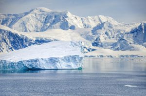 dlaczego antarktyda jest nazywana lodową pustynią
