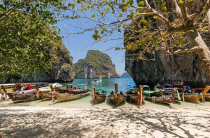 łodzie-na-wybrzeżu-tajlandia